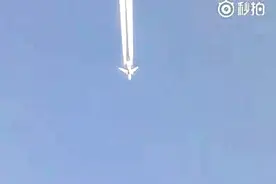 实拍两架飞机在空中近距离拼命赛跑，画面太优美，女皇太霸气了。图片