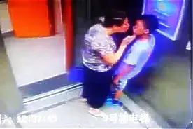监控实拍：大妈电梯内强吻小男孩，是母性大发吗？视频封面