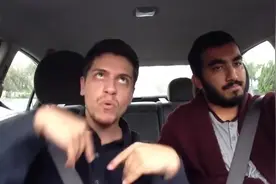 男子在车上对嘴型演唱火星哥的神曲，朋友在一旁听的好无奈！图片