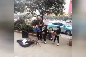 双胞胎小美女跟着爸爸接头卖唱，好可爱!图片