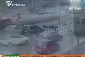 网友热评：实拍南宁一老人横穿快环引5车连撞，被拦下态度蛮横！视频封面