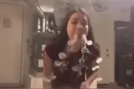 美女吐烟圈技术太牛了，那吹乐器 X 呢？图片