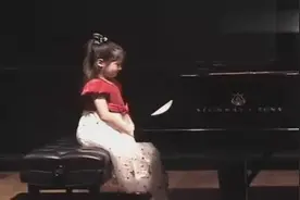 8岁钢琴天才萝莉，弹奏李斯特《侏儒之舞》！好听到爆！图片