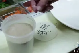 实拍龙虾收获过程，太爽了！国外厨师的烹饪貌似用的是中国的调料图片