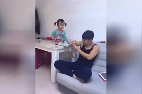 爸爸放了个屁，本想掩饰一下，没想到女儿一句话让爸爸彻底服了！图片