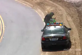 摩托车手道路狂飙秀车技，突然发现警车蹲守，悲剧的一幕发生了！图片