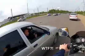 小轿车别摩托车，摩托车手一路跟随，接下来一幕让人惊呆了！图片