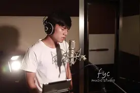 长得像张杰的小帅哥，唱《红玫瑰》很好听。图片
