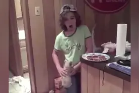 女主人的裤子都快要被自家的小猫咪拽下来了!视频封面