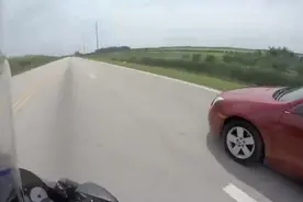 小轿车和摩托车斗气，一路别车追逐，接下来一幕让人心惊胆战！图片