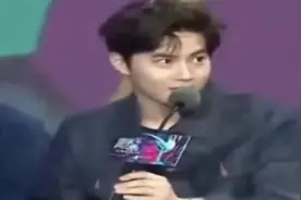 张艺兴后台晕倒队友冷漠离开连扶都不扶 小绵羊遭排挤是真的！视频封面