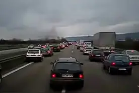 看看德国人是如何给急救车让道的！对生命的尊重！视频封面