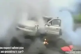 车陷入泥地用力加油门的后果，看来只能自己负责咯图片