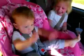 网络爆火的宝宝熟睡听到神曲后的反应，重点请看小姐姐！最萌了图片