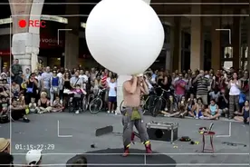 实拍：外国街头的杂技，观众看的不亦乐乎！图片