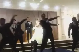 实拍新郎携伴郎团帅气群舞 新娘被撩得不要不要的图片