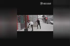 二货装瞎子，占美女便宜，笑死！图片