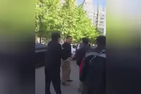 昨日热门，在北京顺丰快递小哥刮蹭了私家车，被车主打骂！视频封面