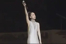 经典中的经典，听过这首歌的已经老了，《雪之花》万人大合唱图片