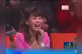 农民大哥舞台上说错一个字，大家都笑出泪了图片
