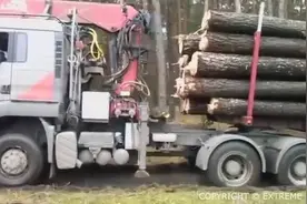 满载大货车泥地打滑，看看司机是怎么做的！图片