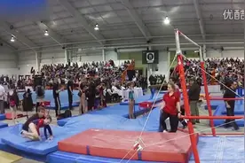 意外跌落，教练神勇飞扑救人众人齐鼓掌图片