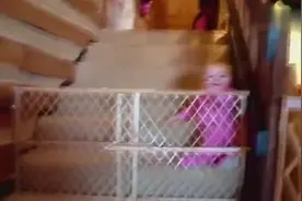 妈妈把用栏杆吧萌娃围住，一会不见竟然这么机智？这智商厉害！图片