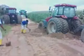 拖拉机深陷泥坑走不动，看看是如何救援的吧！图片