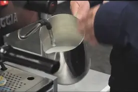 咖啡必修课：如何制作出卡布奇诺、拿铁的完美奶泡？