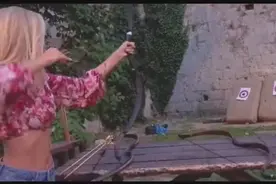 佩嫂瓦尔加曼妙身材畅游布达佩斯！张弓搭箭正中靶心！视频封面