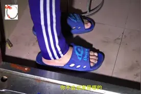 18岁女孩雨夜光脚站街头，1问3不知视频封面