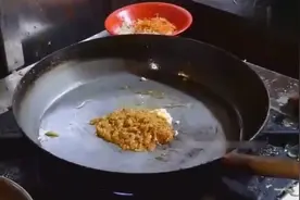 三哥用平底锅炒菜，不一样的配方一样的结果