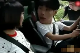 老婆想趁老公睡着偷看手机可就是解不开锁，快来学学这牛b操作！视频封面