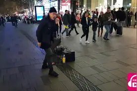 外国街头酷炫的Beat Box表演，各种声音模仿得超像……全程高能！视频封面
