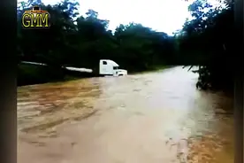 大货车冒险过河，开始还以为要悲剧了，看看司机是如何过河的！图片