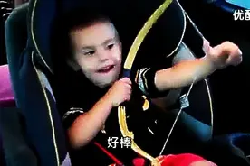 宝宝拿着把弓箭，说了一句话，接下来一幕把爸爸笑疯了！图片