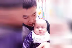 爸爸吃糖，小宝宝假装我也在吃糖，真是太有喜感了！图片