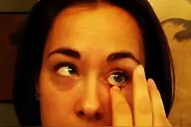 女子现场取下自己的假眼球展示，原来义眼不是球形的视频封面