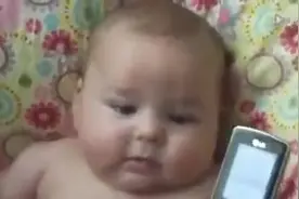 小宝宝听到婴儿笑声后的反应居然是这样？全家都笑坏了！图片