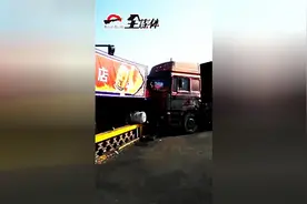 阜康“马大哈”司机忘拉手刹 货车开溜推着轿车直冲饭馆图片