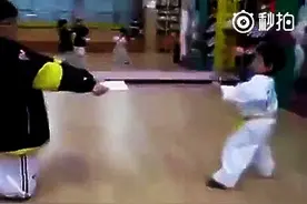 看完这小小孩的跆拳道踢木板！害我整个笑翻了！图片