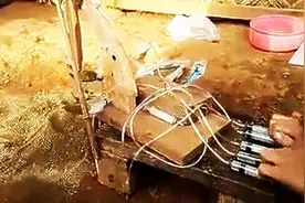 缅甸天才儿童，制作挖掘机，动手能力超强图片