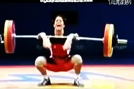 举重时居然憎出大便！你们想象的事情终于发生了！图片