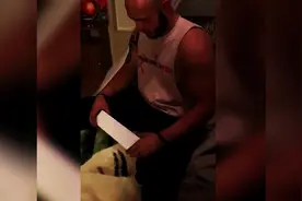 当知道自己要当爸爸时,再威猛的壮汉也会被新生命感动得痛哭流涕图片