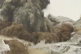 炸药瞬间炸掉一座山，军事打击就这么牛图片
