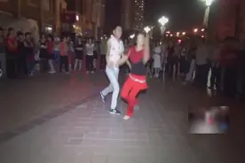 一男一女这一跳真是完美无瑕，又一次震惊了广场舞大妈！图片