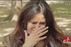 国外恶搞：老头太没原则 看到美女竟然跟着走了 太逗了！图片