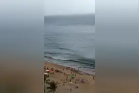 龙卷风来了还不跑还在那看，多人直接被卷飞图片