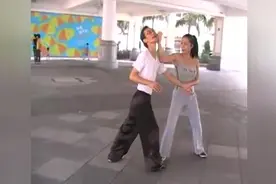 看功夫老师如何指导美女练洪拳桥手图片