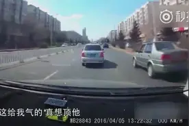 东北大哥这暴脾气，不忍对方乱变道，最后路怒了，太惊人了！图片
